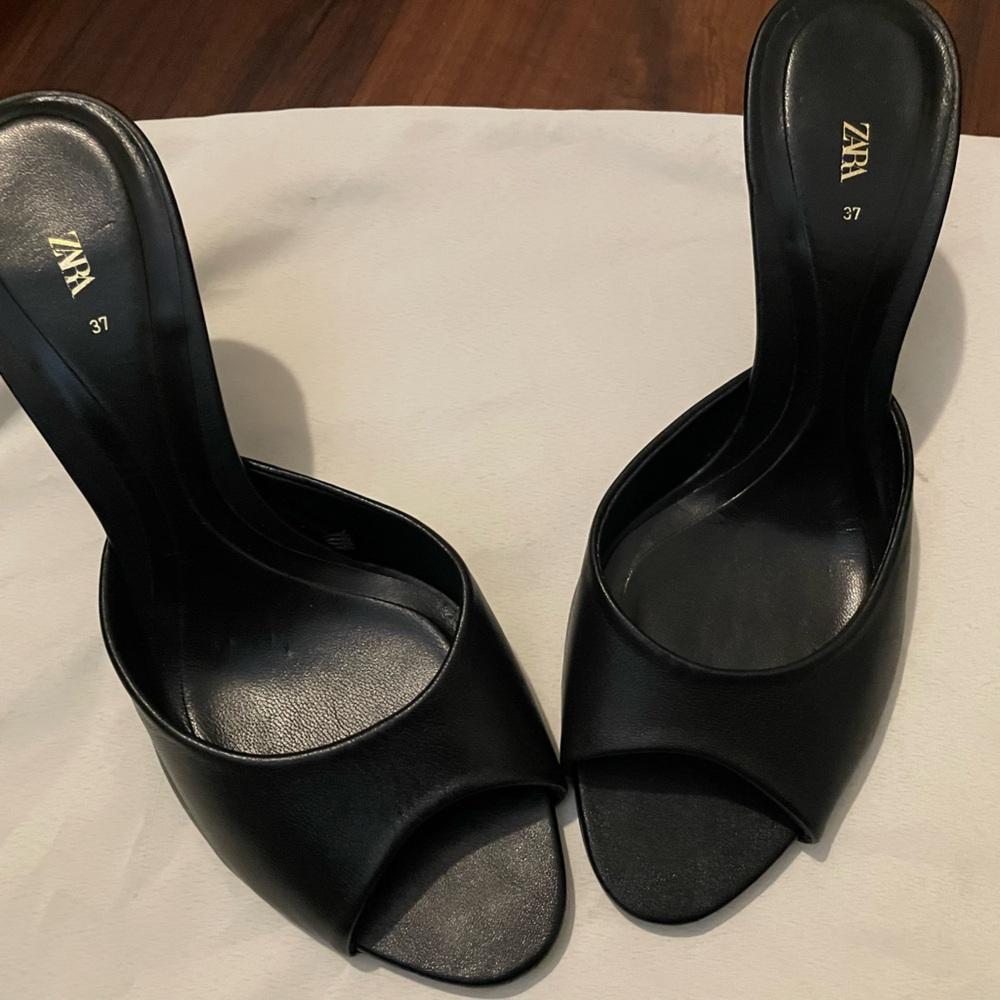 NWOT Zara heeled leather slides